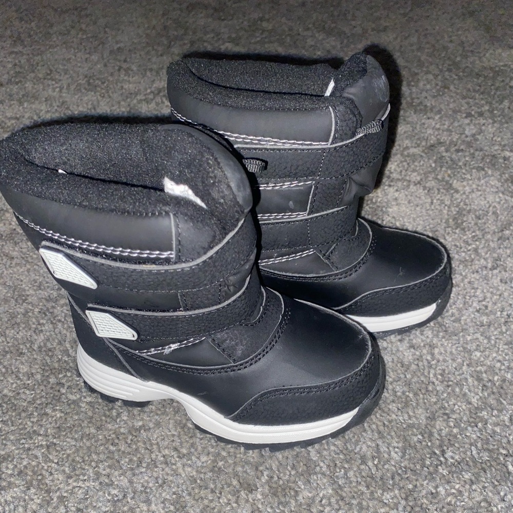 Snow boots